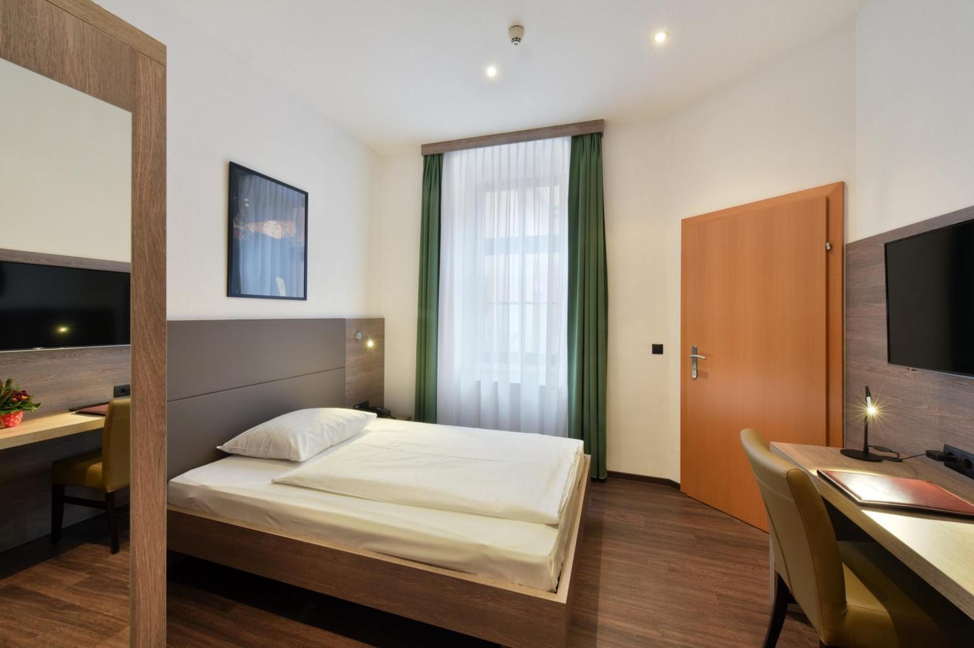 Single Room,942276874:JPEG